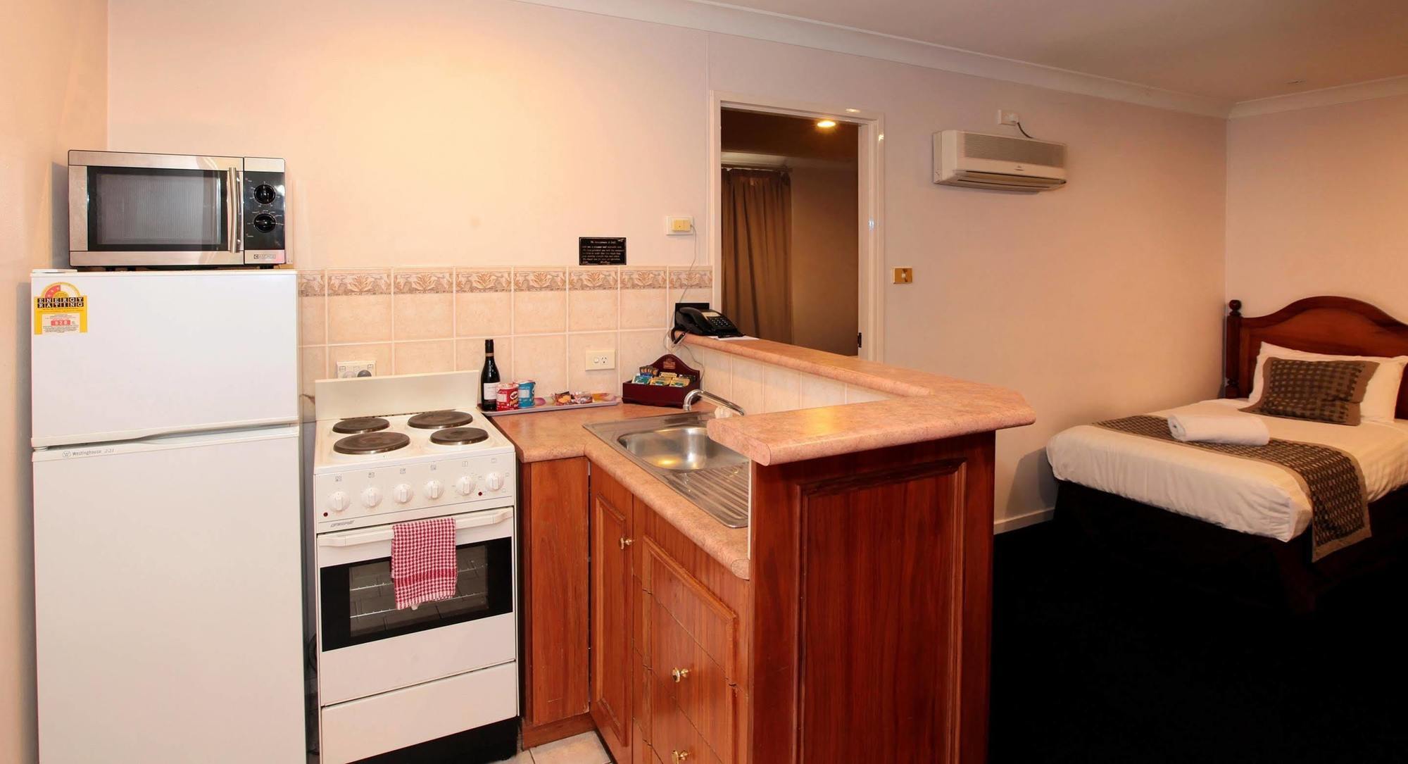 Best Western Ambassador Motor Inn & Apartments Wagga Wagga Exterior photo